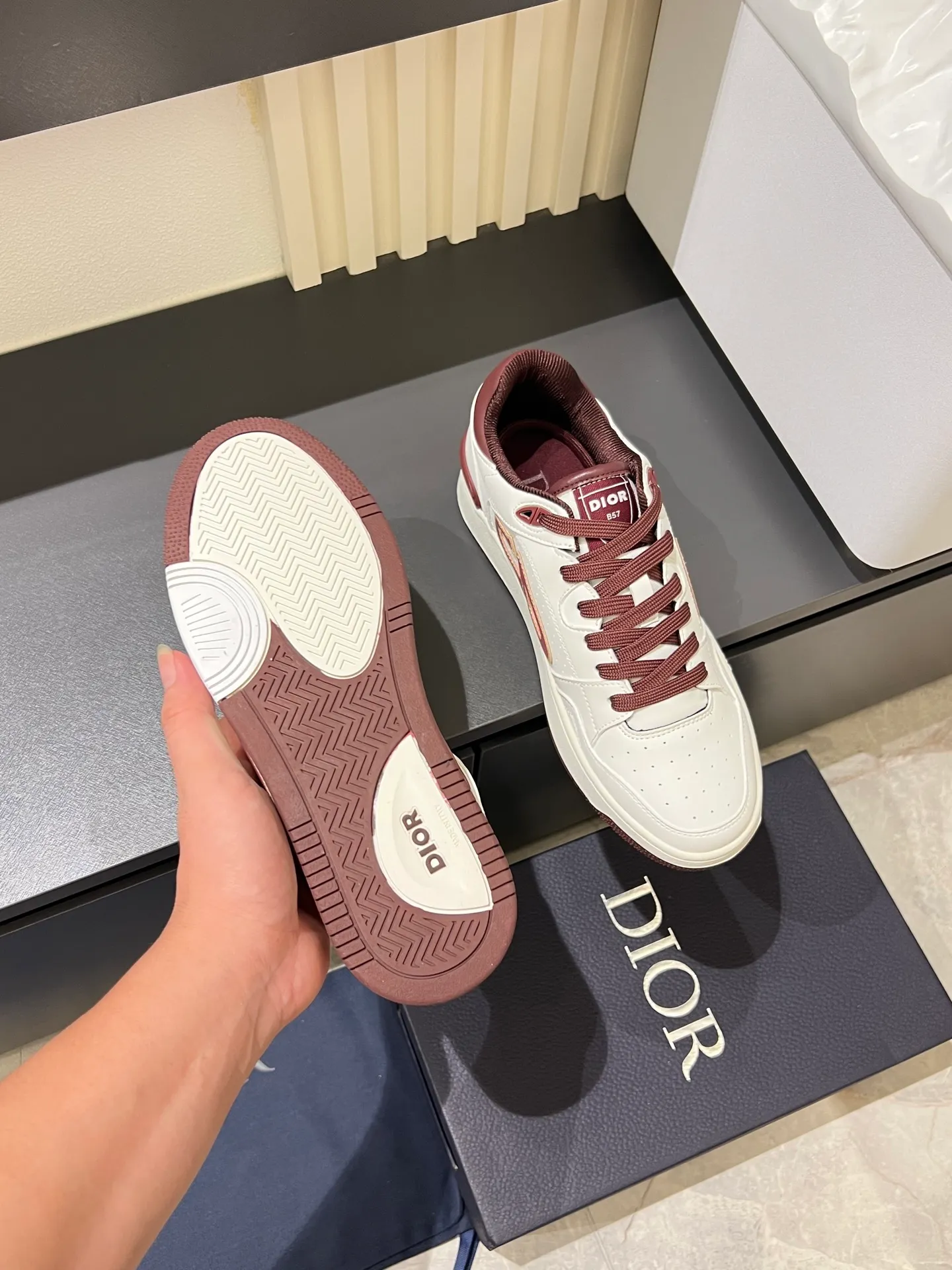 Men's shoes 💰p440 "Dio*" mid-top B27 casual sneakers. This B27 high-top sneaker is a new product in the series and continues Di*r's classic style. Crafted from gray and white smooth calf leather with beige and black Oblique print panels on the sides. The "CD Icon" shaped shoelace eyelets are clever and delicate, and the two-color rubber sole, rear collar and heel are all equipped with the brand's iconic details to enhance the style. Oblique printed straps at the ankle allow for an adjustable fit to complement the overall design. Fashionable and versatile, it can complement any look. Create an exquisite design with unique dynamic vitality and modern atmosphere, presented in low-top and high-top styles. This new must-have shoe adds a new dimension to Dior's archive heritage, embodying modern elegance. Purchase the original version and make it 1:1. If you need top quality, please come to me! Male 38-44!